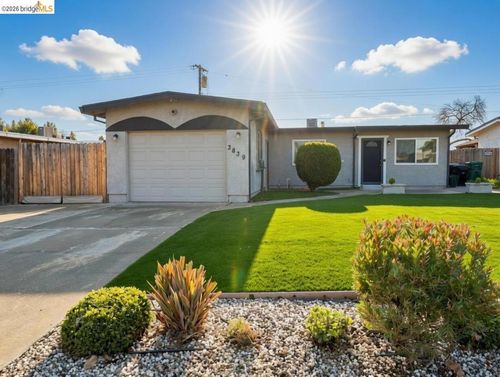 3839 3839 Moonbeam Dr, Sacramento, CA, 95827 | Card Image