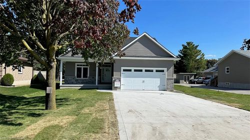 15 John St S, Zurich, ON, N0M2T0 | Card Image