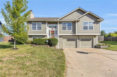 905 Sw Daney Court, House other with 3 bedrooms, 2 bathrooms and null parking in Lee's Summit MO | Image 2