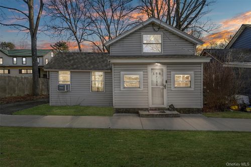 136 Pine St, Wurtsboro, NY, 12790-8207 | Card Image