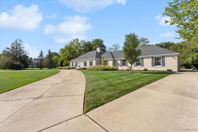 18400 Cardinal Avenue, Home with 4 bedrooms, 2 bathrooms and null parking in Grosse Ile Twp MI | Image 3