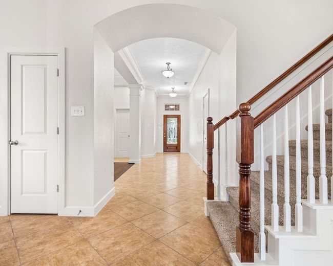 Spacious entry | Image 5