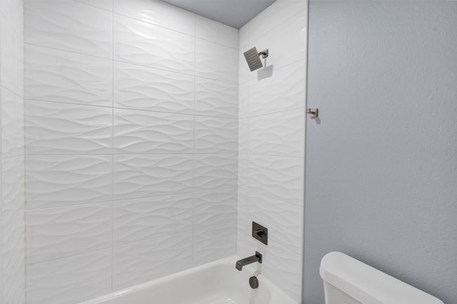 Full bathroom with toilet and shower / bath combination | Image 34