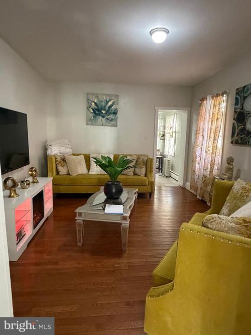 515 Elm St, READING, PA, 19601-3305 | Card Image