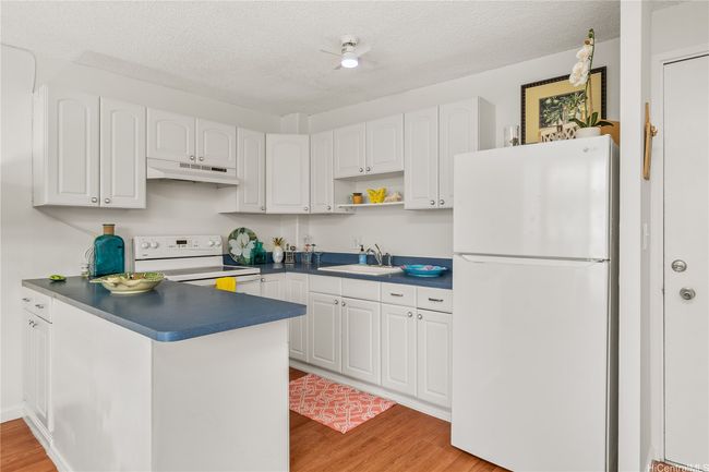 Super clean and splashed with blue counters | Image 8