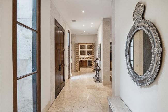 A very calm, Zen feel with high ceilings. | Image 6