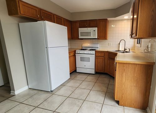 apt-4-400 Echo Ln, Aurora, IL, 60504-6123 | Card Image