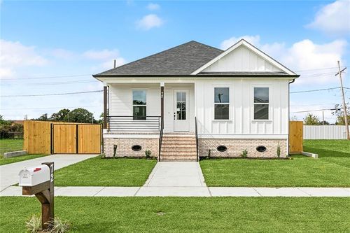 72 W Claiborne Sq, Chalmette, LA, 70043-4305 | Card Image