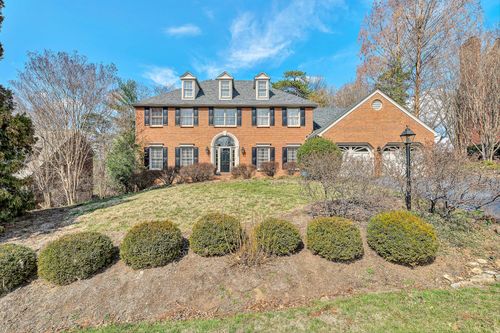 3535 Windsor Oaks Cir Sw, Roanoke, VA, 24018-1329 | Card Image