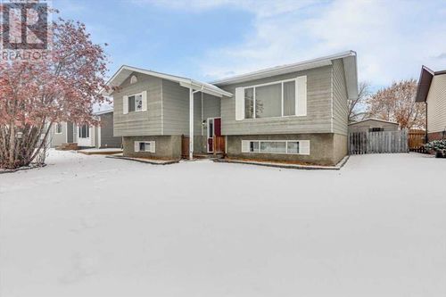 6126 52 Street Close, Ponoka, AB, T4J1E8 | Card Image