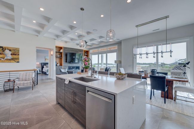 Kitchen Island w/ Dining | Image 25