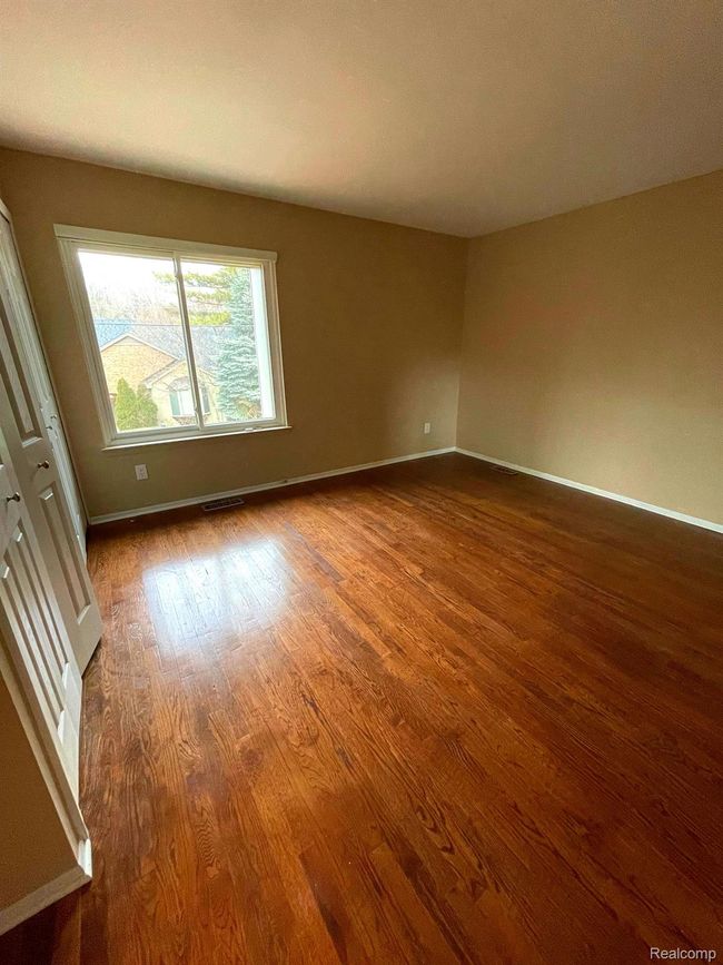 1012 Stratford Ln, Condo with 4 bedrooms, 3 bathrooms and null parking in Bloomfield Hills MI | Image 13