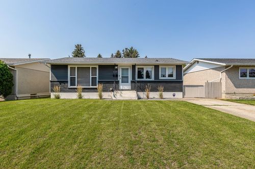 2332 20 Ave Se, Medicine Hat, AB, T1A3Y1 | Card Image