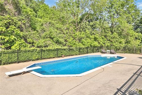 15 Pine Dr, Stony Point, NY, 10980-2511 | Card Image