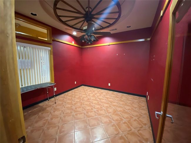 Empty room with ceiling fan | Image 13
