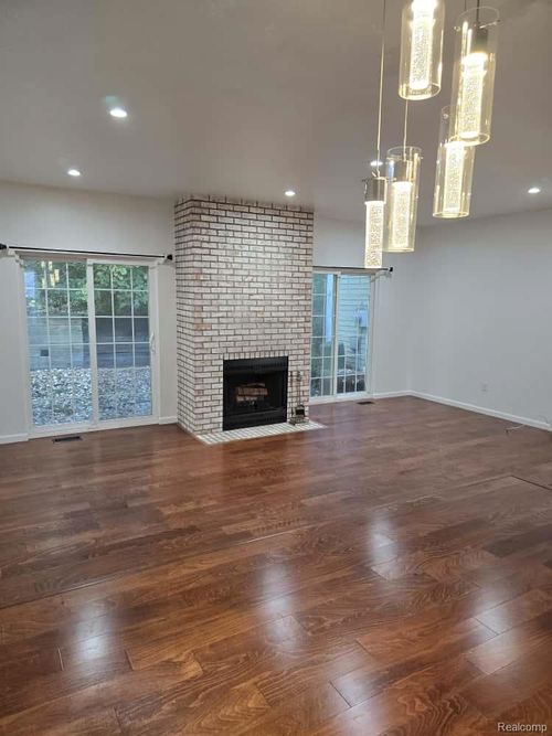 1370 Crescent Ln, Rochester Hills, MI, 48306-4279 | Card Image