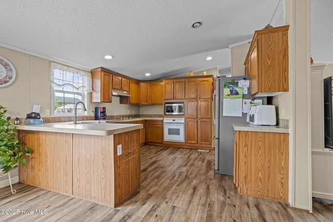 HUGE kitchen! | Image 8
