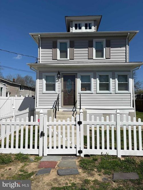 330 W Peach St, Vineland, NJ, 08360-3653 | Card Image