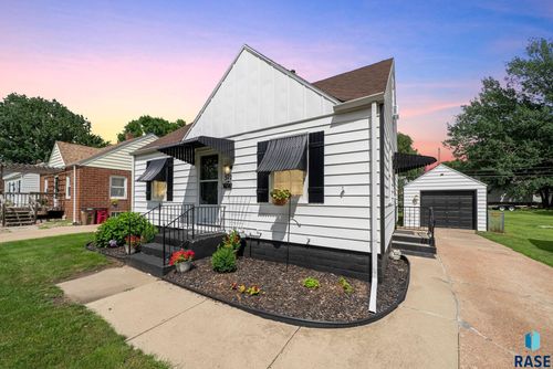 512 S Hawthorne Ave, Sioux Falls, SD, 57104-4011 | Card Image