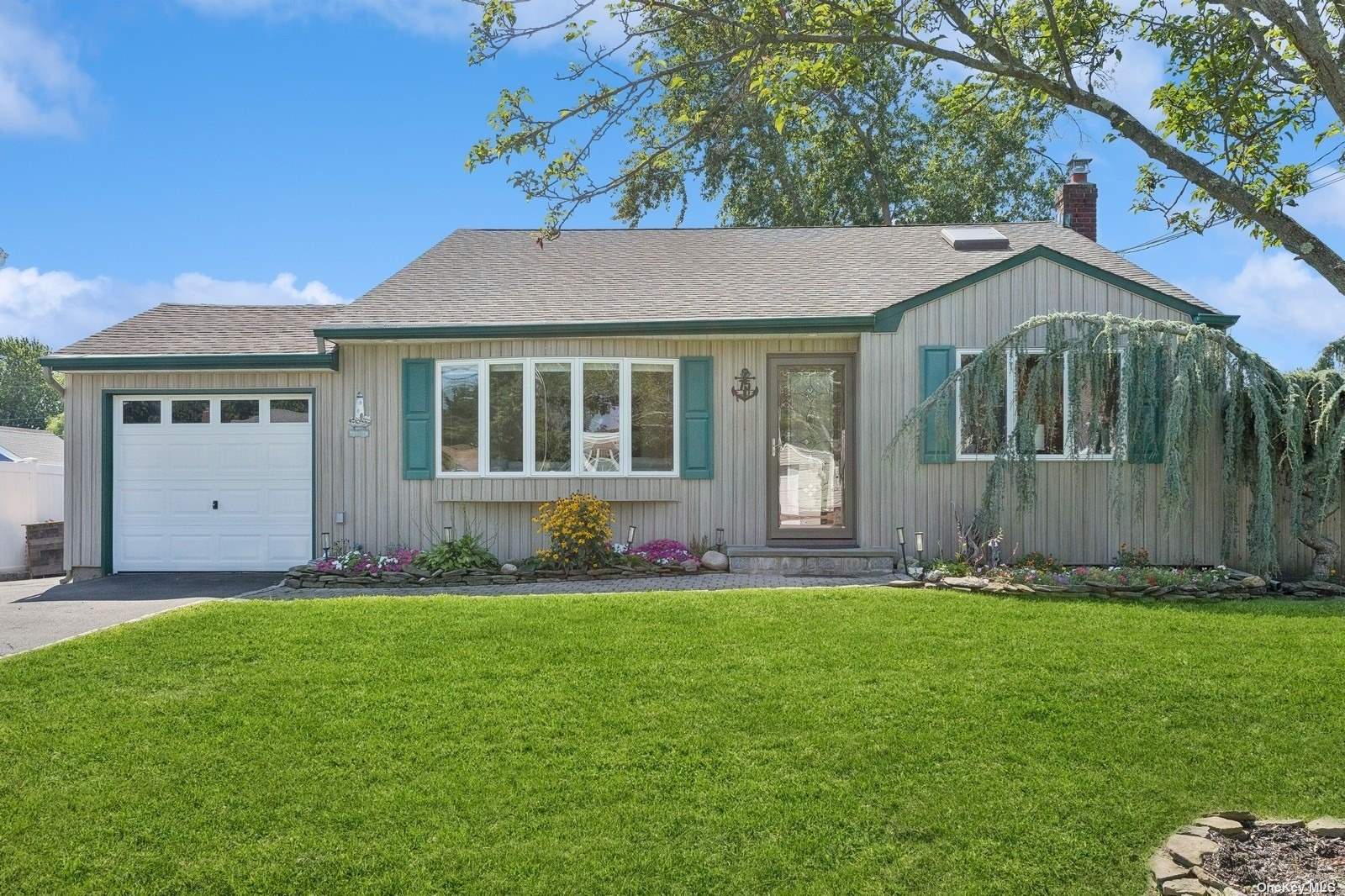 Willow Ln, Lindenhurst, NY 11757