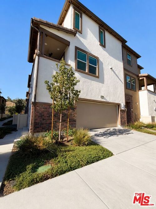 1525 Stratus Dr, Pomona, CA, 91768-2221 | Card Image