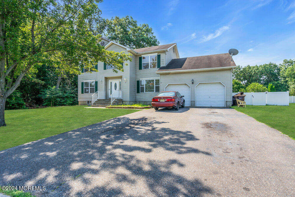 Michelle Ln, Bayville, NJ 08721