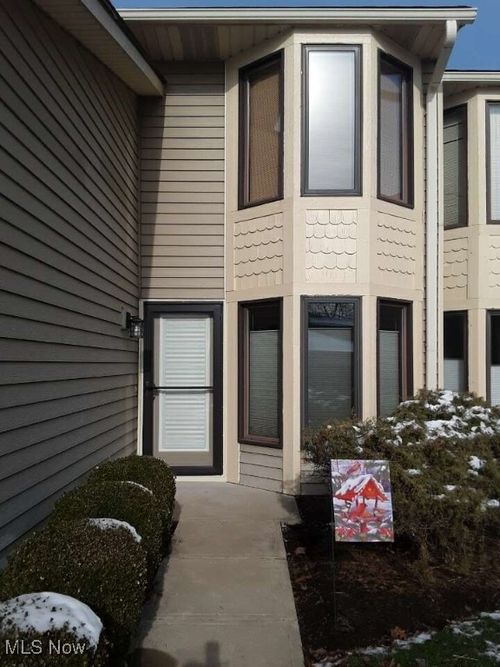 15504 Roxboro Dr, Middleburg Heights, OH, 44130-8347 | Card Image