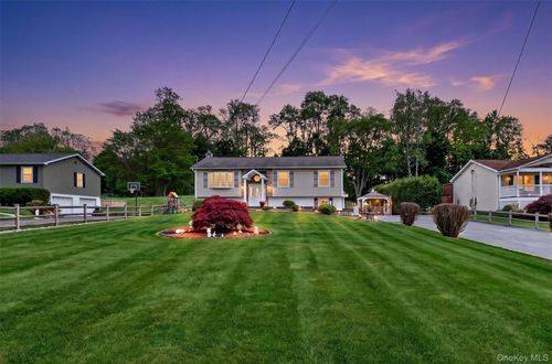 46 Camelot Rd, Poughkeepsie, NY, 12601-5915 | Card Image