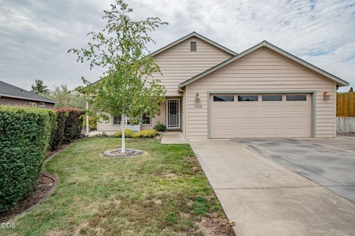 1144 Highlands Dr, Eagle Point, OR, 97524-9041 | Card Image