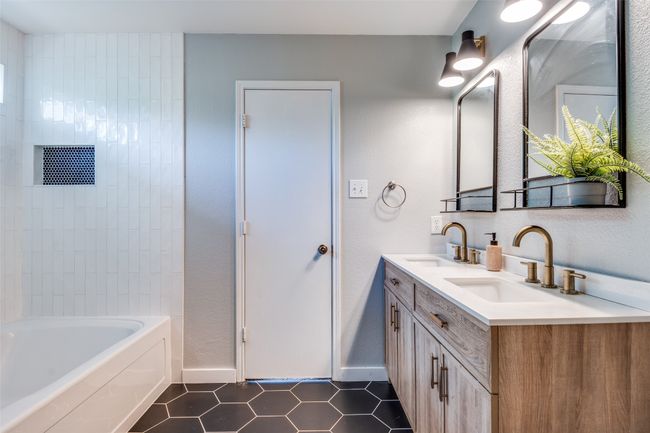 ensuite bathroom double sink vanity, tub/shower and large walk-in closet | Image 14