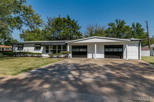 1215 Pamela Dr, Florissant, MO, 63031-3818 | Card Image