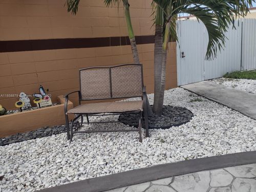 943 W 64th Pl, Hialeah, FL, 33012-6452 | Card Image