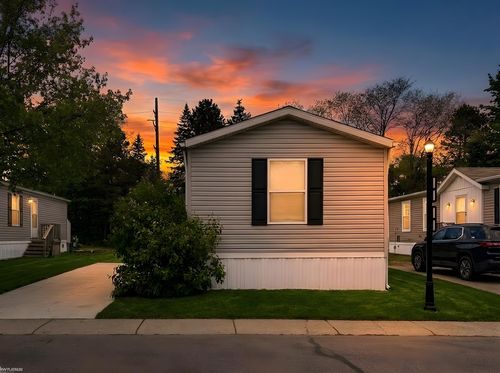 48581 Pineview Dr, Shelby Township, MI, 48317-2760 | Card Image