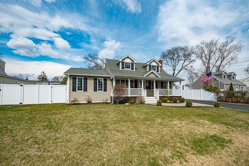 19 Elaine Dr, Sayville, NY, 11782-1105 | Card Image