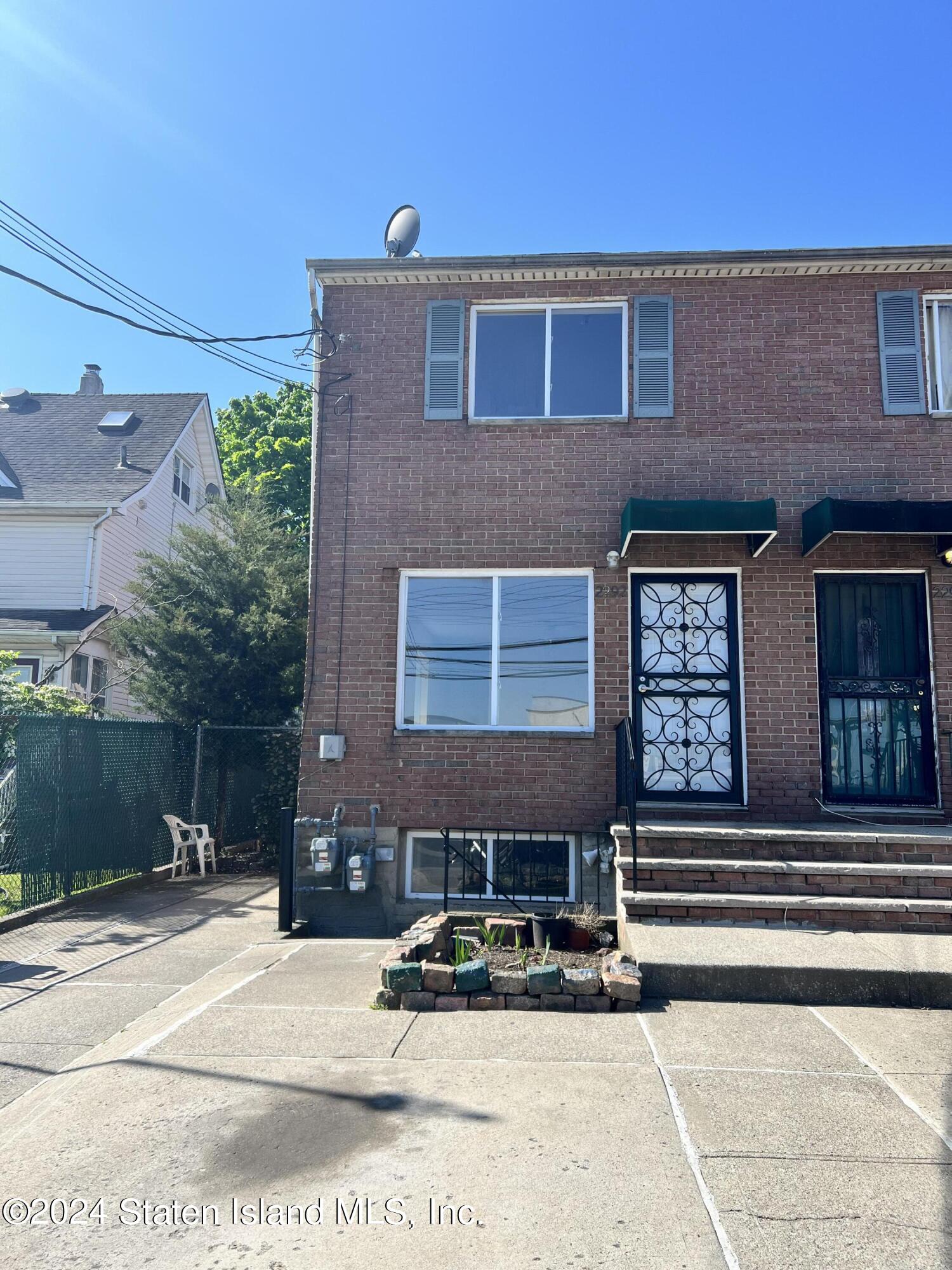 Richmond Ter, Staten Island, NY 10302
