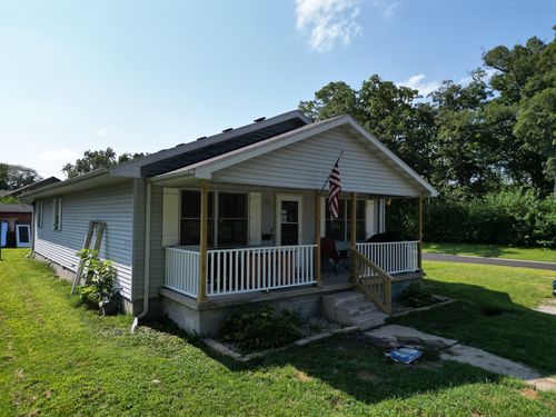 557 5th St, Watseka, IL, 60970-1328 | Card Image
