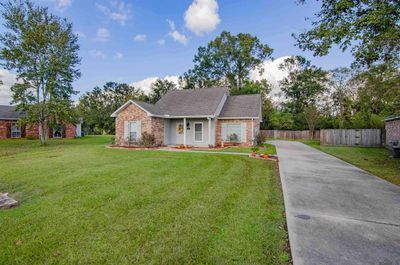 38428 Silverstone Ave, House other with 3 bedrooms, 2 bathrooms and null parking in Prairieville LA | Image 2