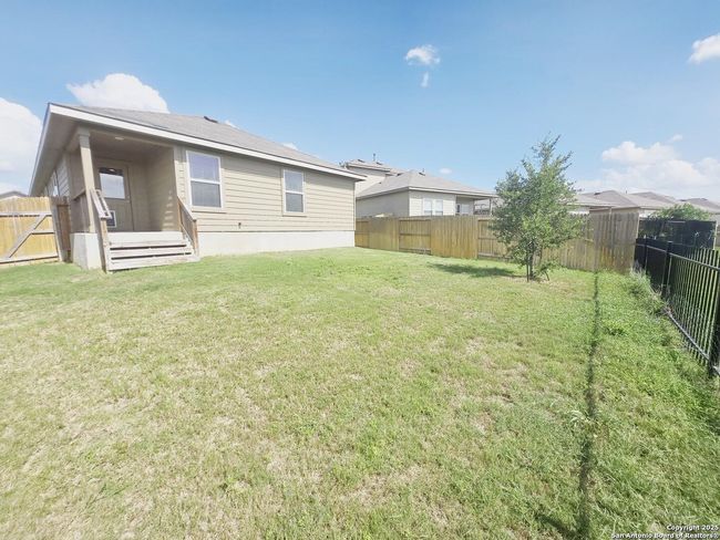 437 Middle Green Loop, House other with 3 bedrooms, 2 bathrooms and null parking in Floresville TX | Image 23
