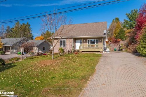 113 Queen St, Burks Falls, ON, P0A1C0 | Card Image