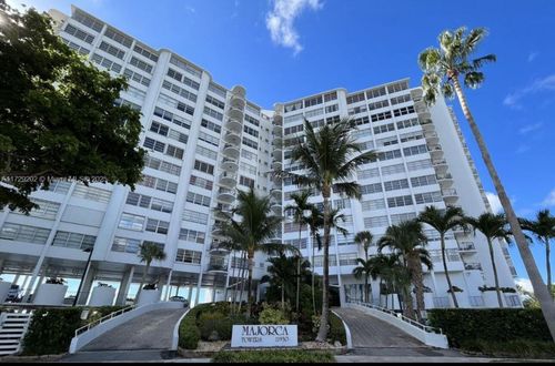 ph10-11930 N Bayshore Dr, North Miami, FL, 33181-2935 | Card Image