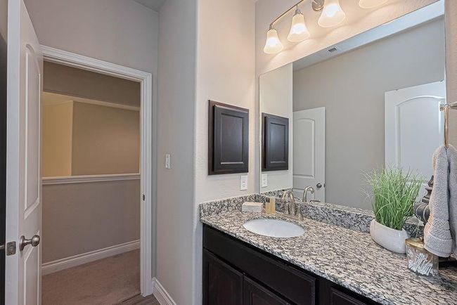 Hollywood bath upstairs | Image 37