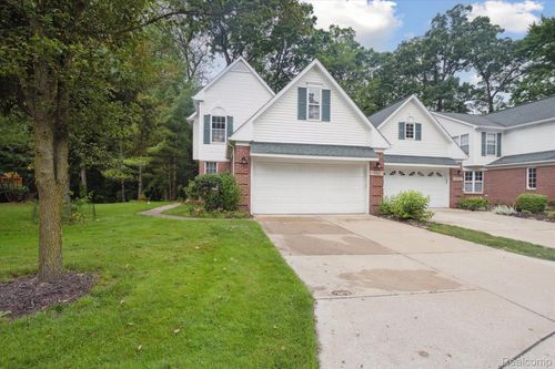 682 Chestnut Dr, Wixom, MI, 48393-4304 | Card Image
