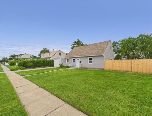 1057 Washington St, Baldwin, NY, 11510-4824 | Card Image