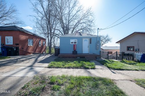 328 6th Ave E, Dickinson, ND, 58601-4518 | Card Image