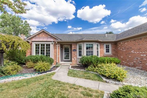 40216 Denbigh Dr, Sterling Heights, MI, 48310-6941 | Card Image