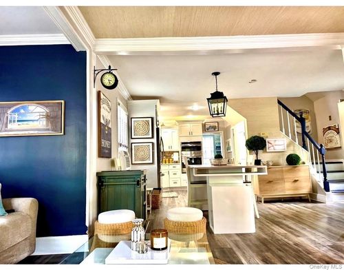 9 Valleywood Dr, Huntington Station, NY, 11746-1326 | Card Image