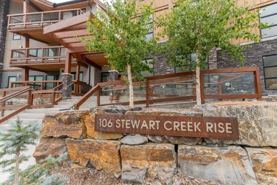 304 - 106 Stewart Creek Rise, Condo with 2 bedrooms, 2 bathrooms and 1 parking in Canmore AB | Image 1