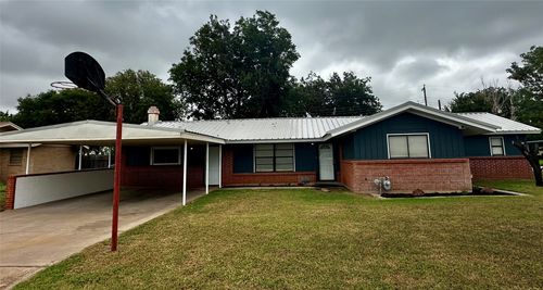 1204 N Park St, Seymour, TX, 76380-4023 | Card Image