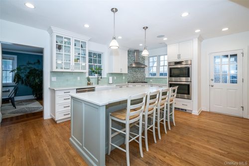 18 Bailey Pl, New Rochelle, NY, 10801-1202 | Card Image