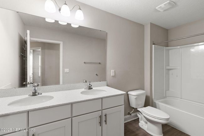 Upstairs bathroom (3) | Image 28